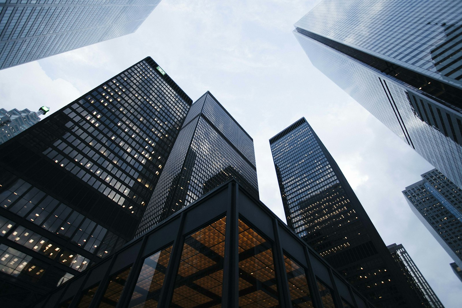 Nočná panoráma mesta a kancelárskych veží