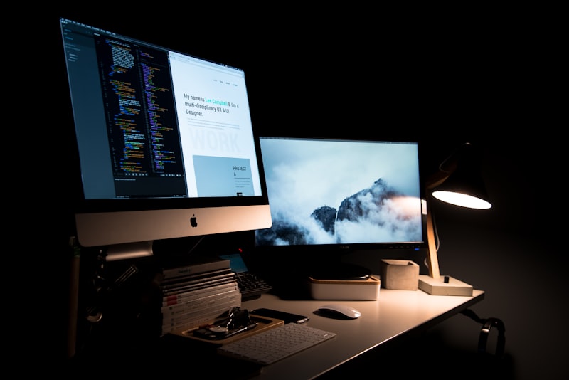 Návrh firemného webu na monitore